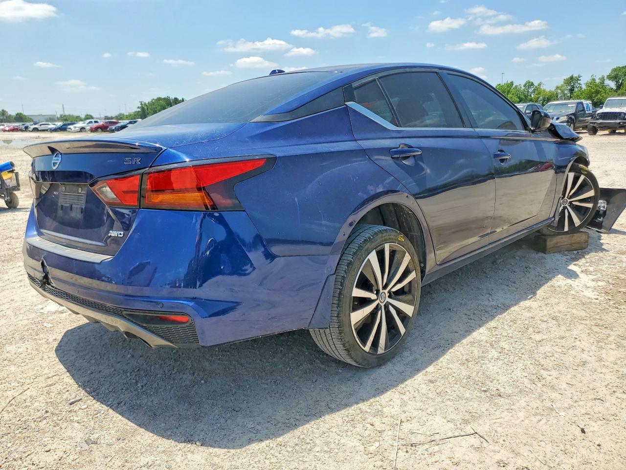 2022 Nissan Altima Sr - Фото 3