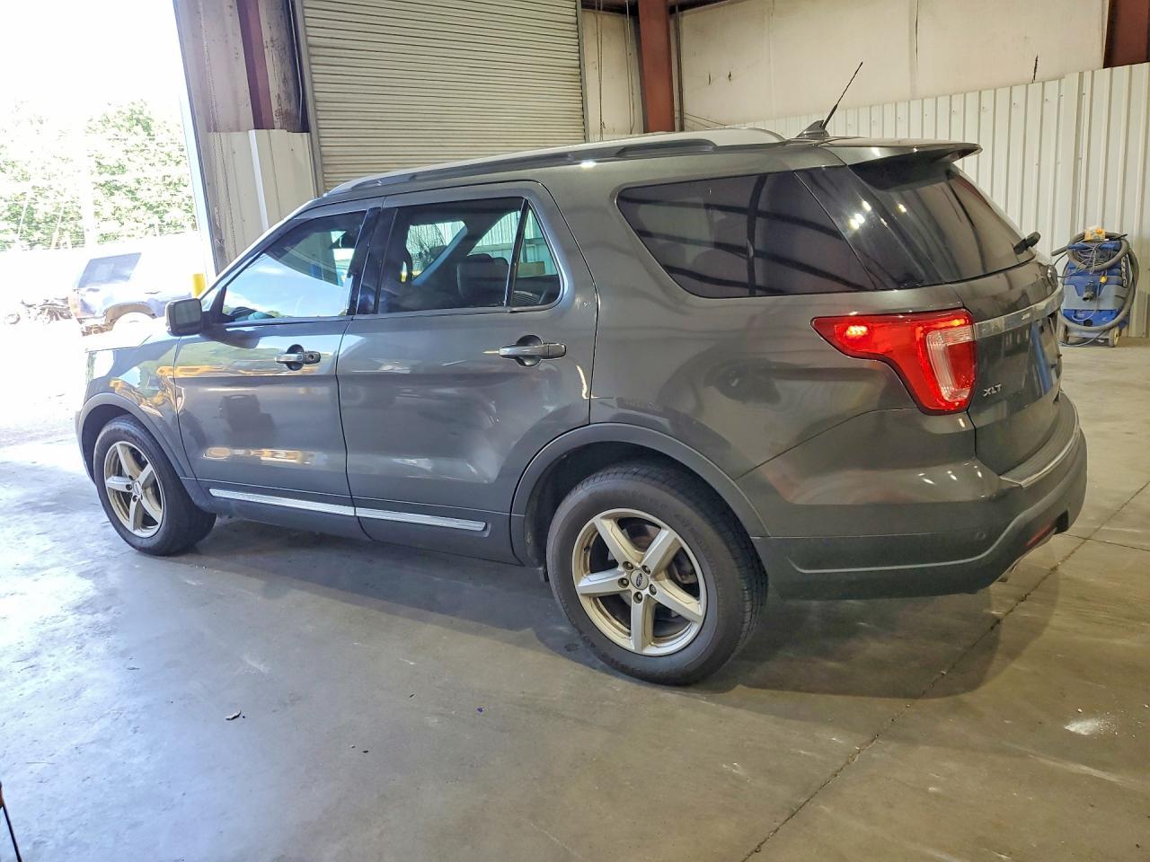 2018 Ford Explorer Xlt - Image 2