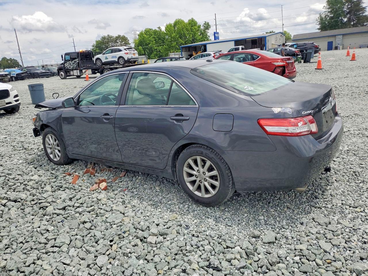 2011 Toyota Camry - Фото 2