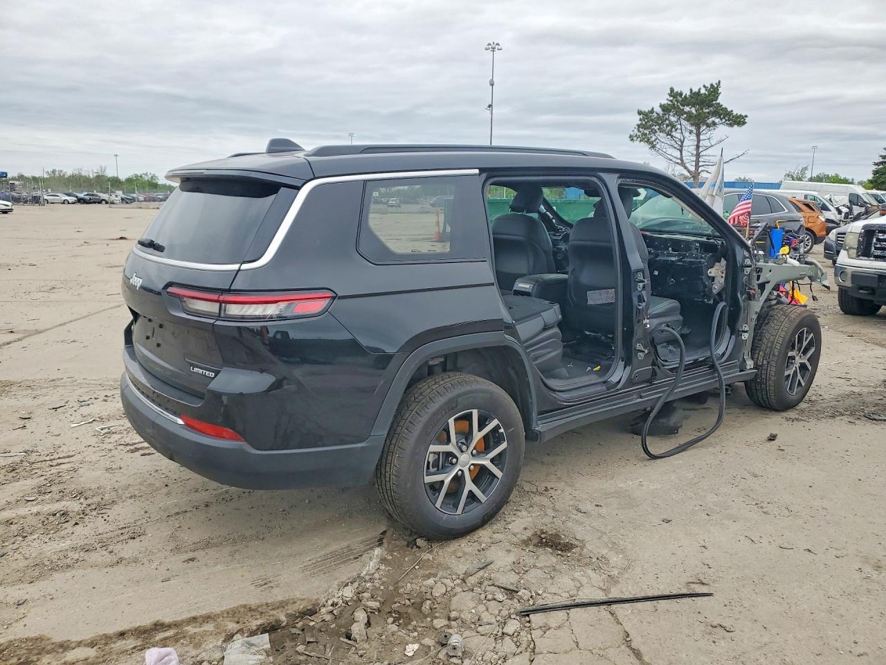 2025 Jeep Grand Cherokee L Limited - Image 3