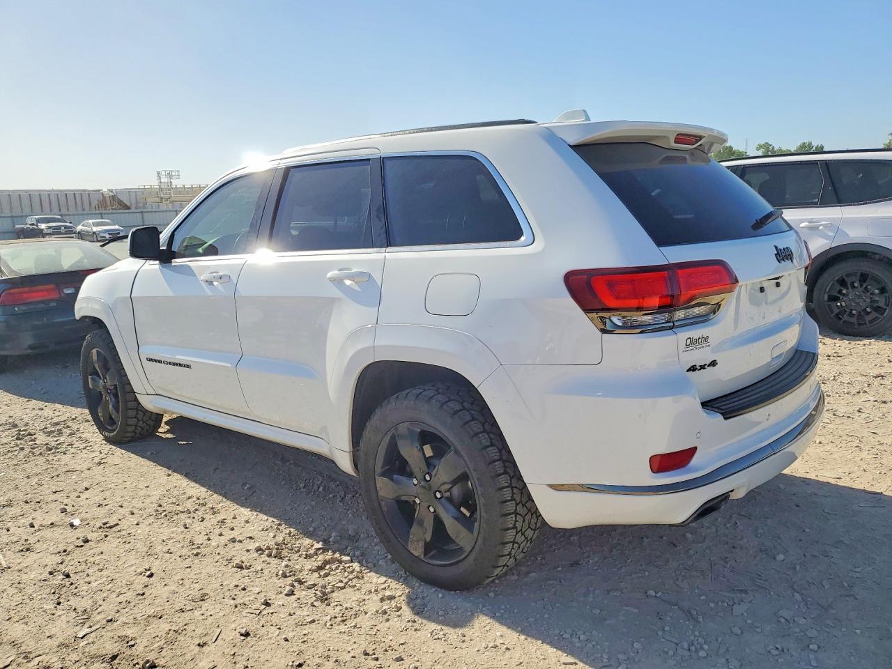 2015 Jeep Grand Cherokee Overland - Image 2