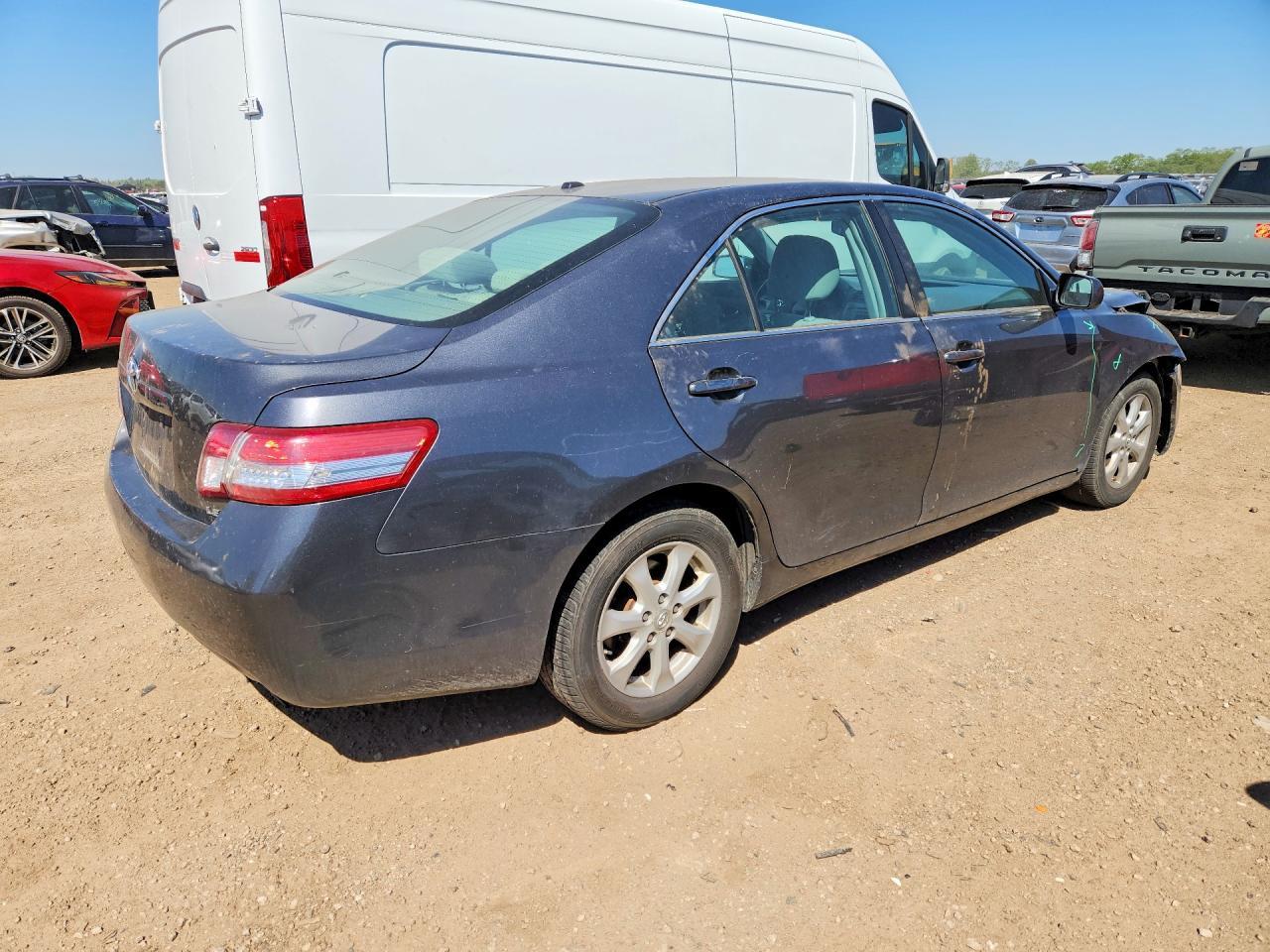 2011 Toyota Camry Le - Фото 3