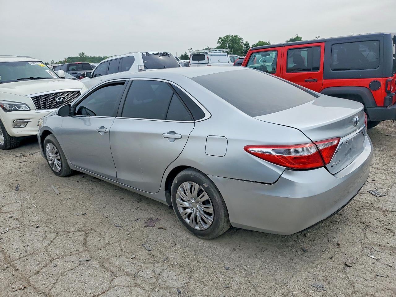 2015 Toyota Camry Le - Фото 2