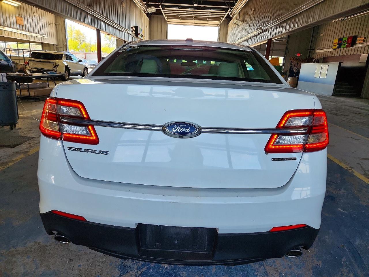 2017 Ford Taurus Se - Фото 6