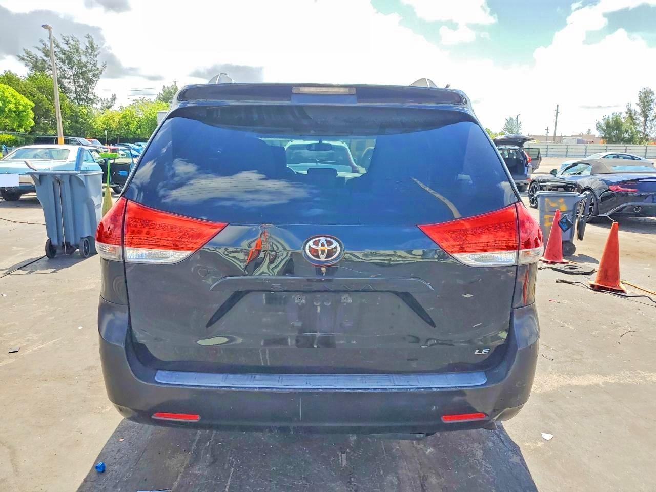 2011 Toyota Sienna Le - Image 6