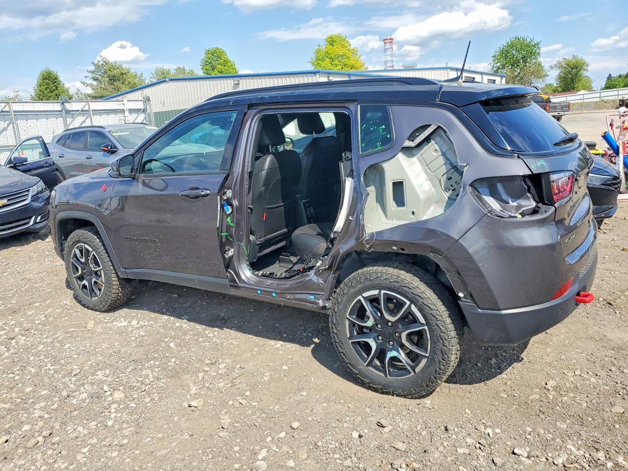 2024 Jeep Compass Trailhawk - Image 2