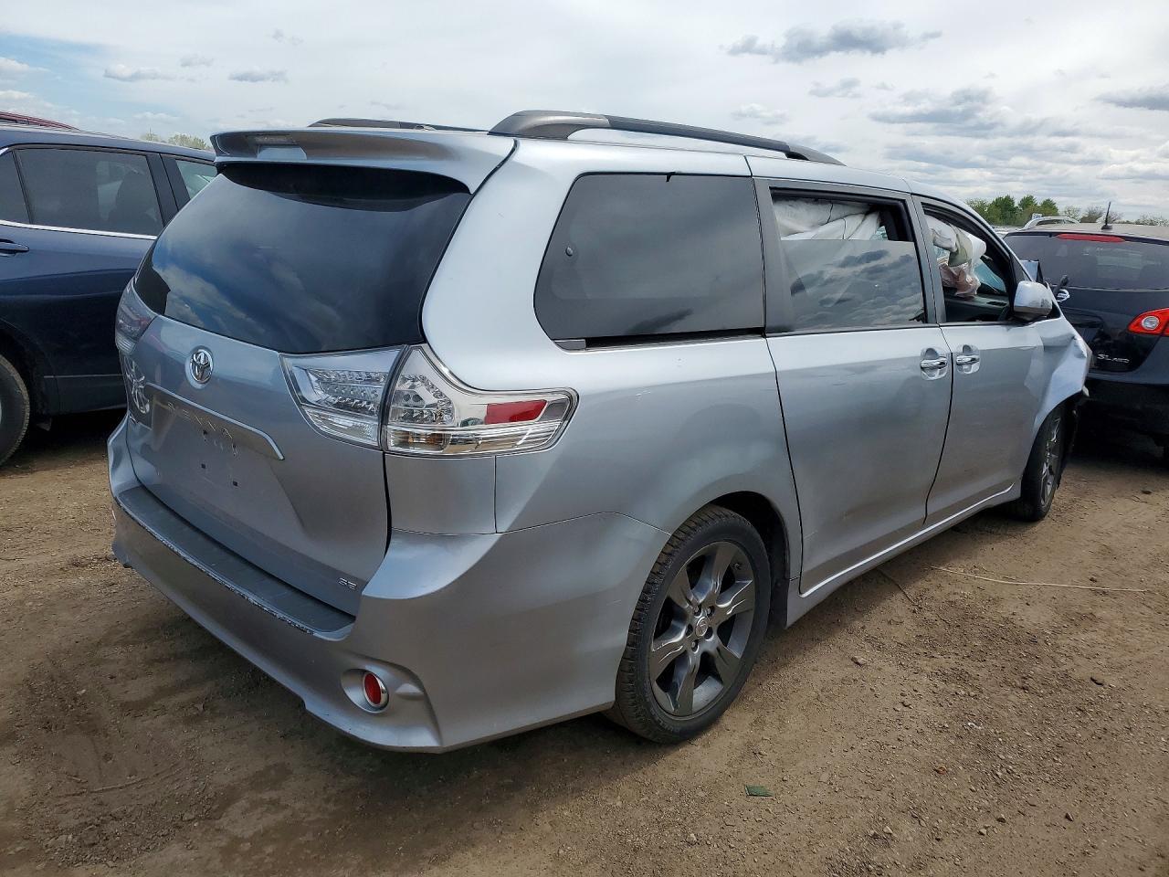 2016 Toyota Sienna Se 8-Passenger - Image 3