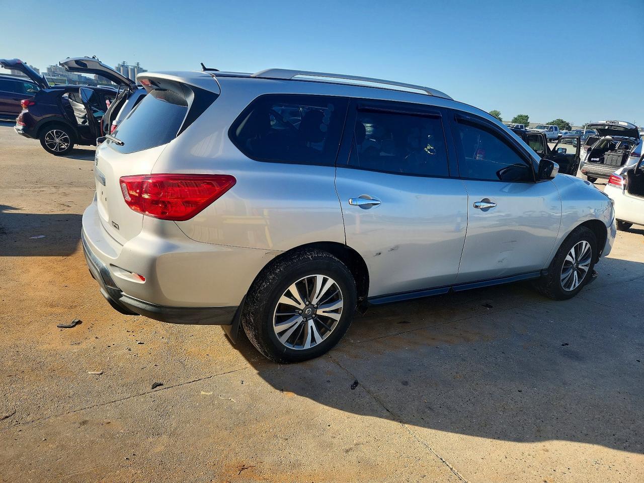 2018 Nissan Pathfinder S - Image 3