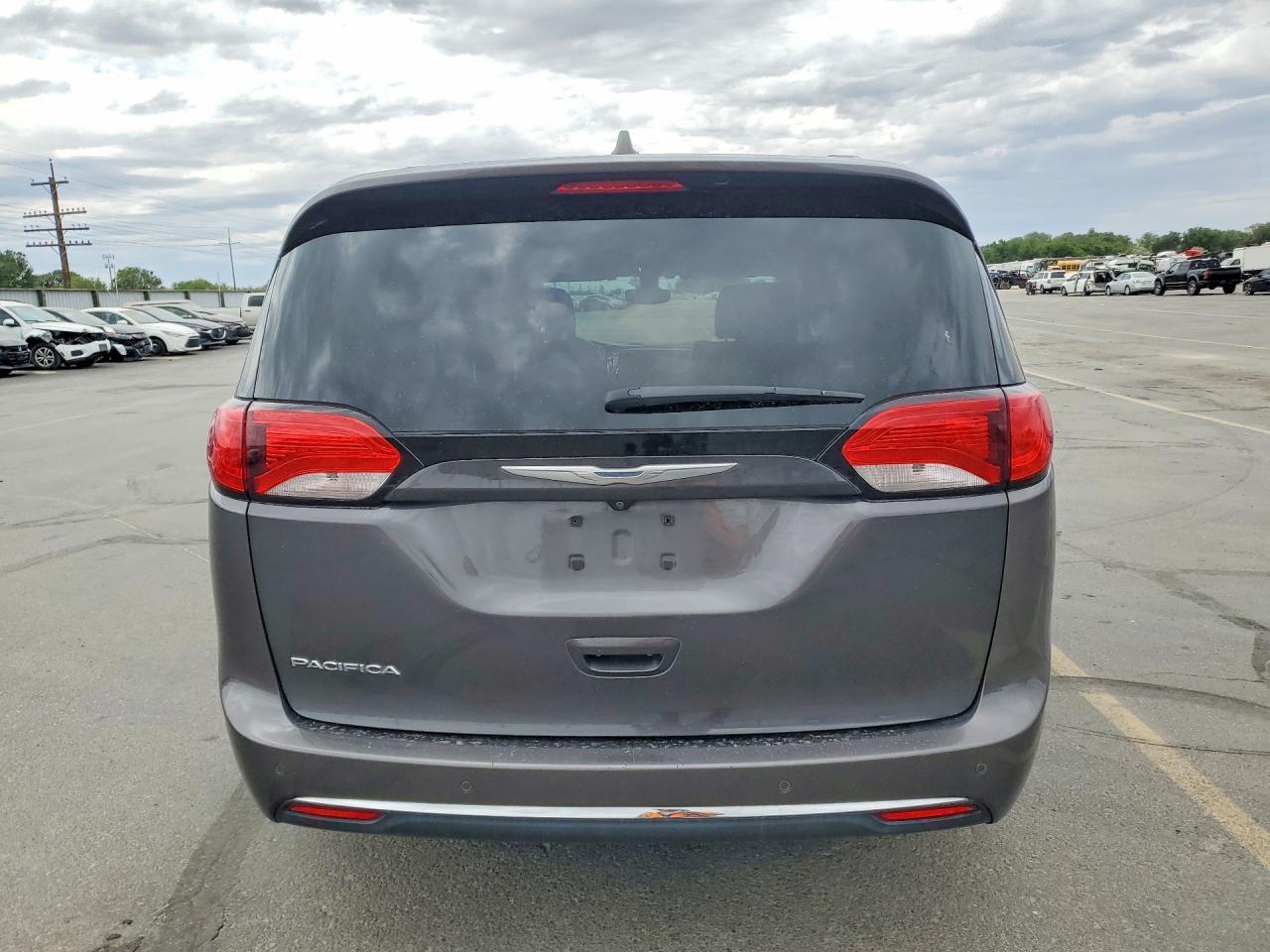 2017 Chrysler Pacifica - Image 6