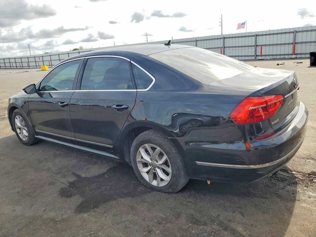 2016 Volkswagen Passat S - Фото 2