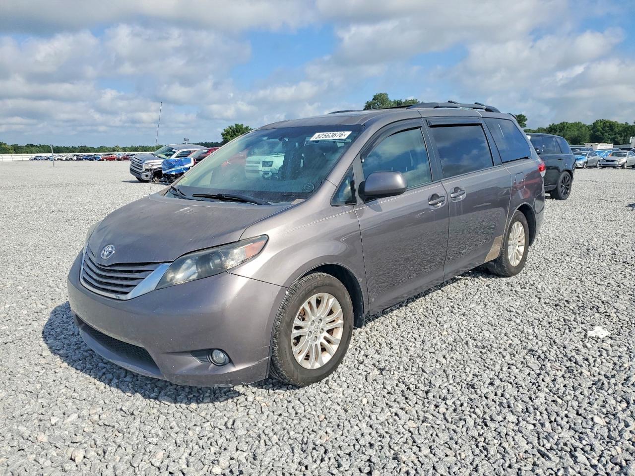 2011 Toyota Sienna Xle 8-Passenger - Фото 2