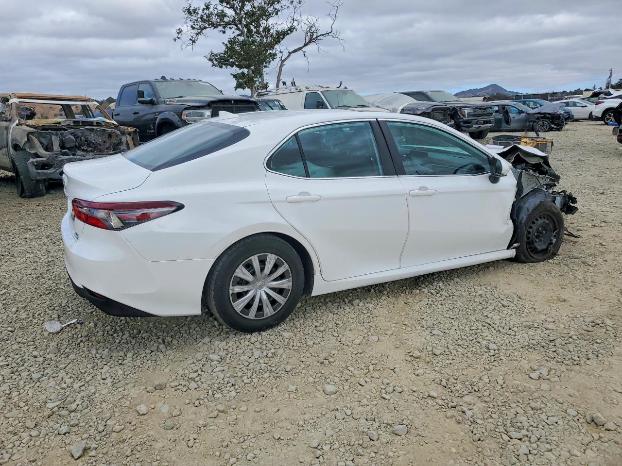 2022 Toyota Camry Le - Фото 3