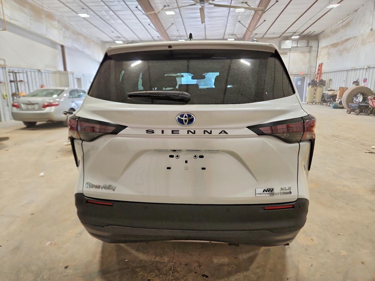 2023 Toyota Sienna Xle - Фото 6