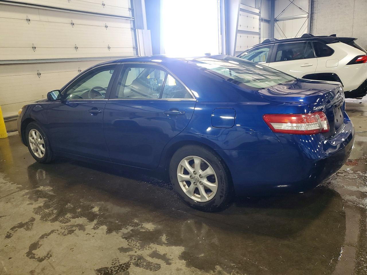 2010 Toyota Camry Le - Фото 2