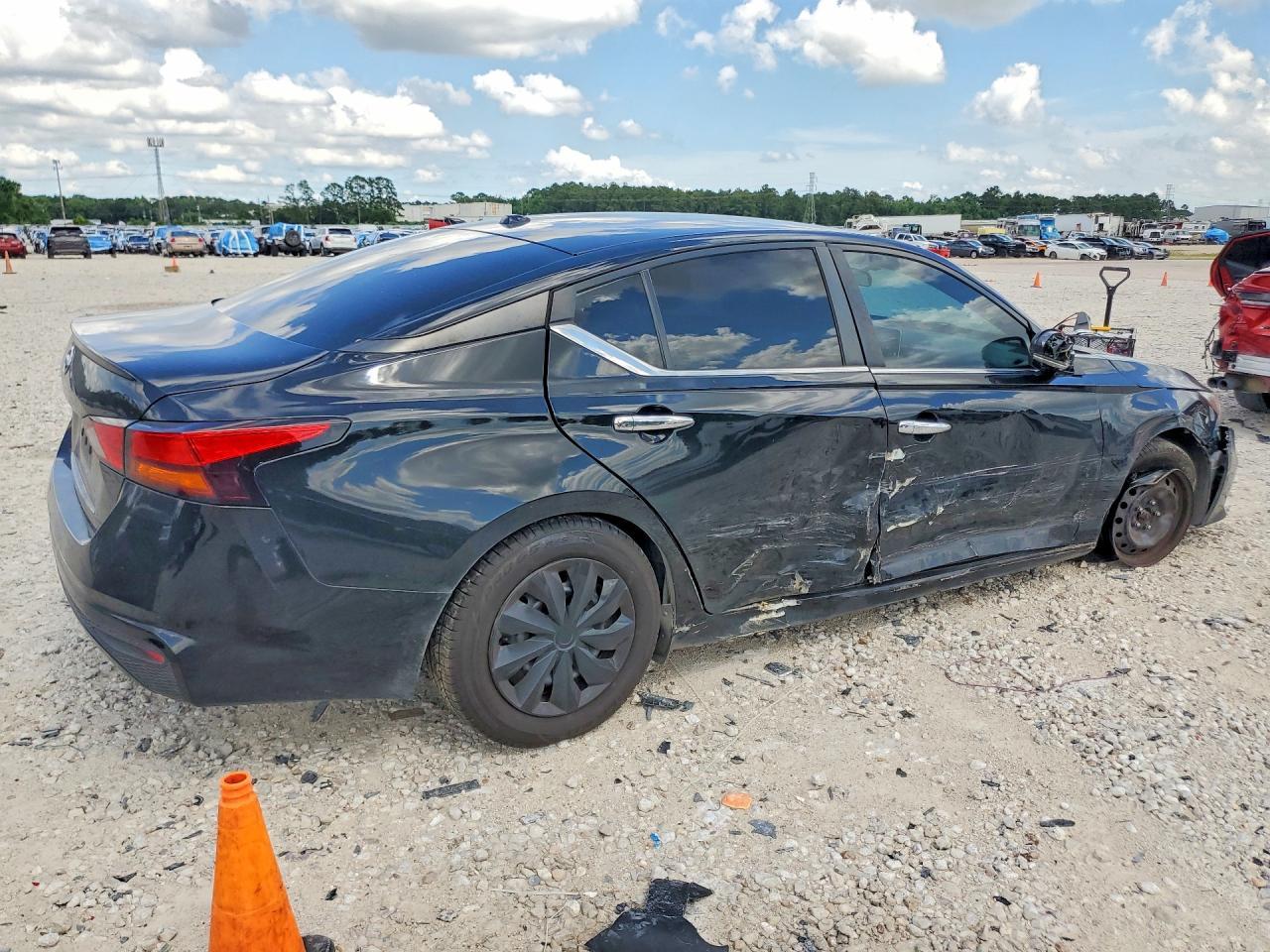 2020 Nissan Altima S - Image 3