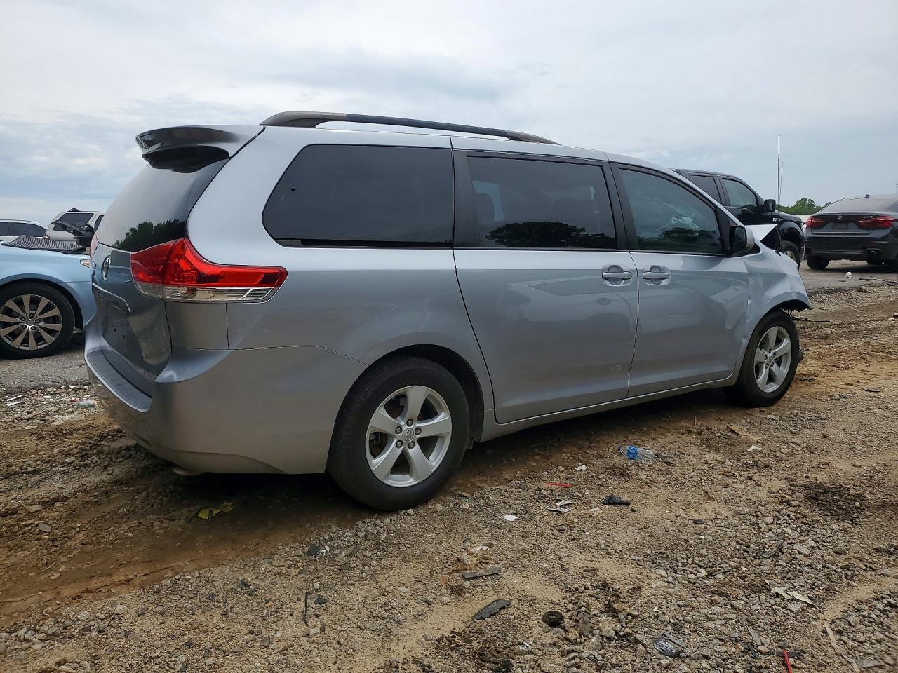 2011 Toyota Sienna Le - Image 3