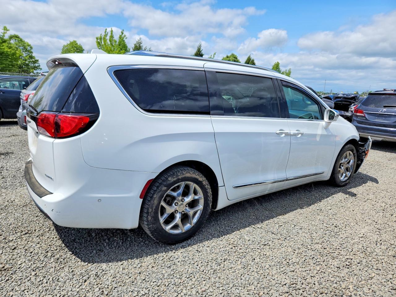 2017 Chrysler Pacifica Limited - Image 3