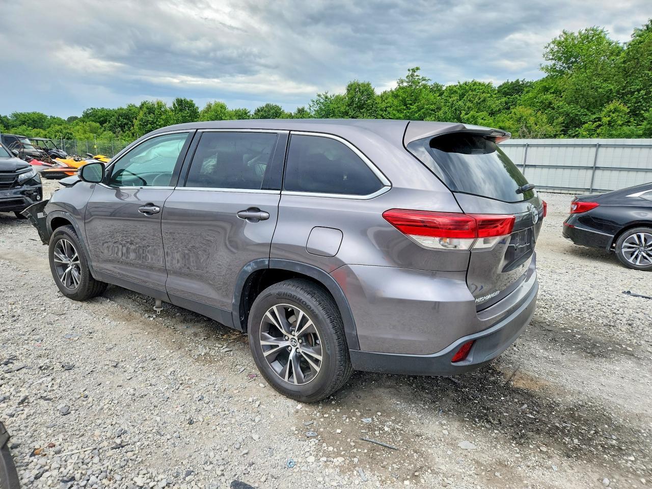 2019 Toyota Highlander Le - Фото 2