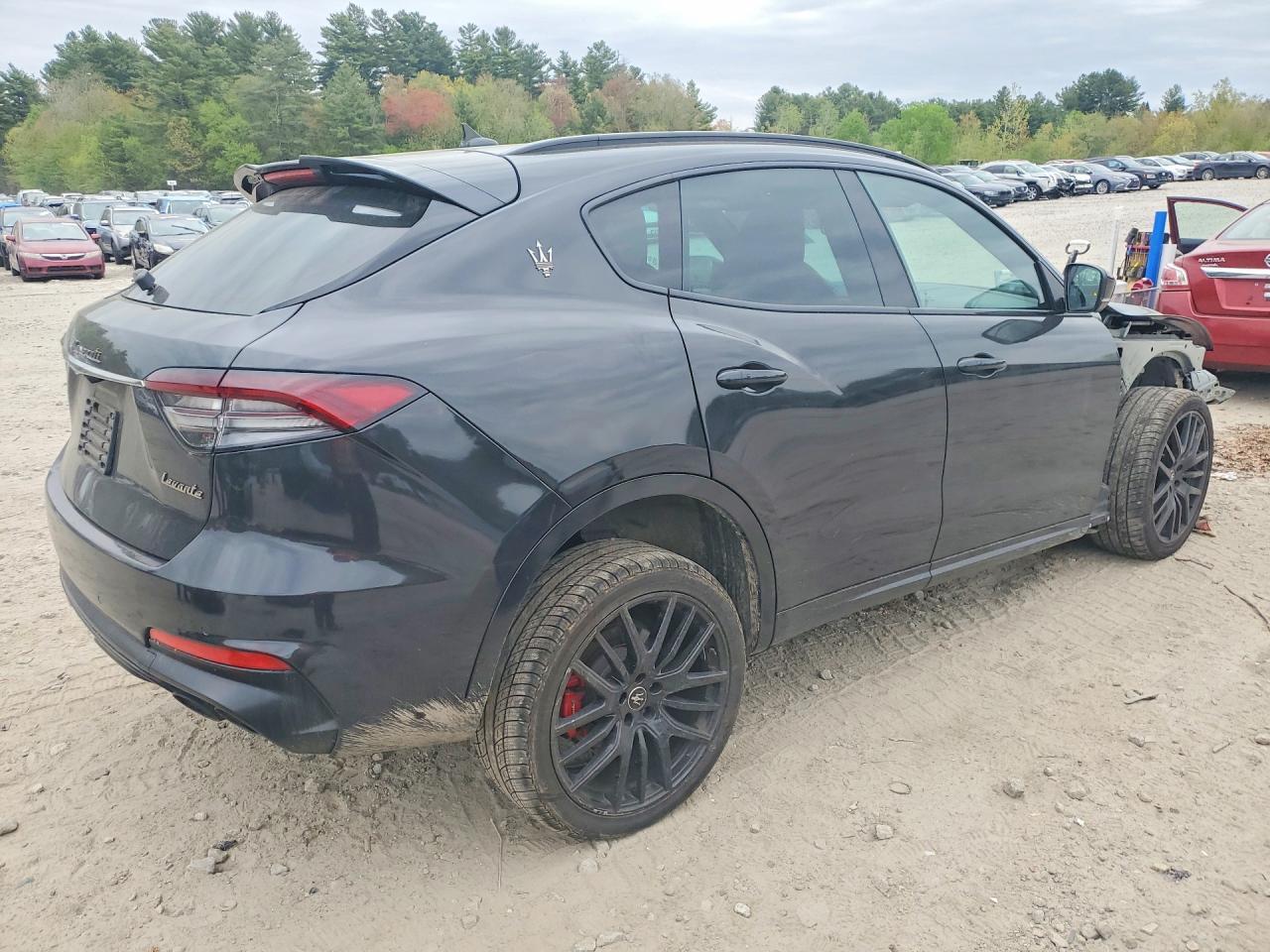 2022 Maserati Levante Base - Image 3