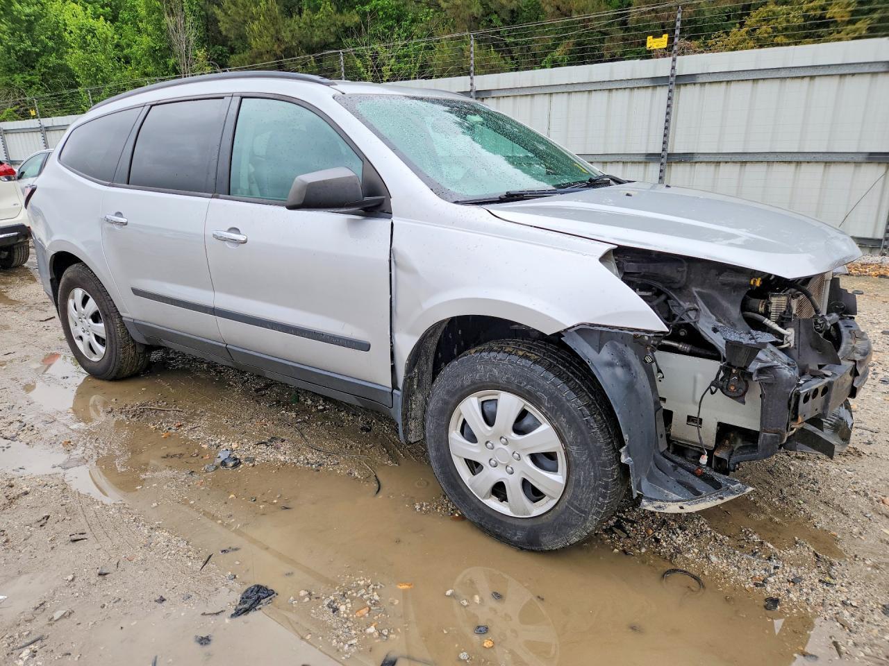 2017 Chevrolet Traverse Ls - Фото 4