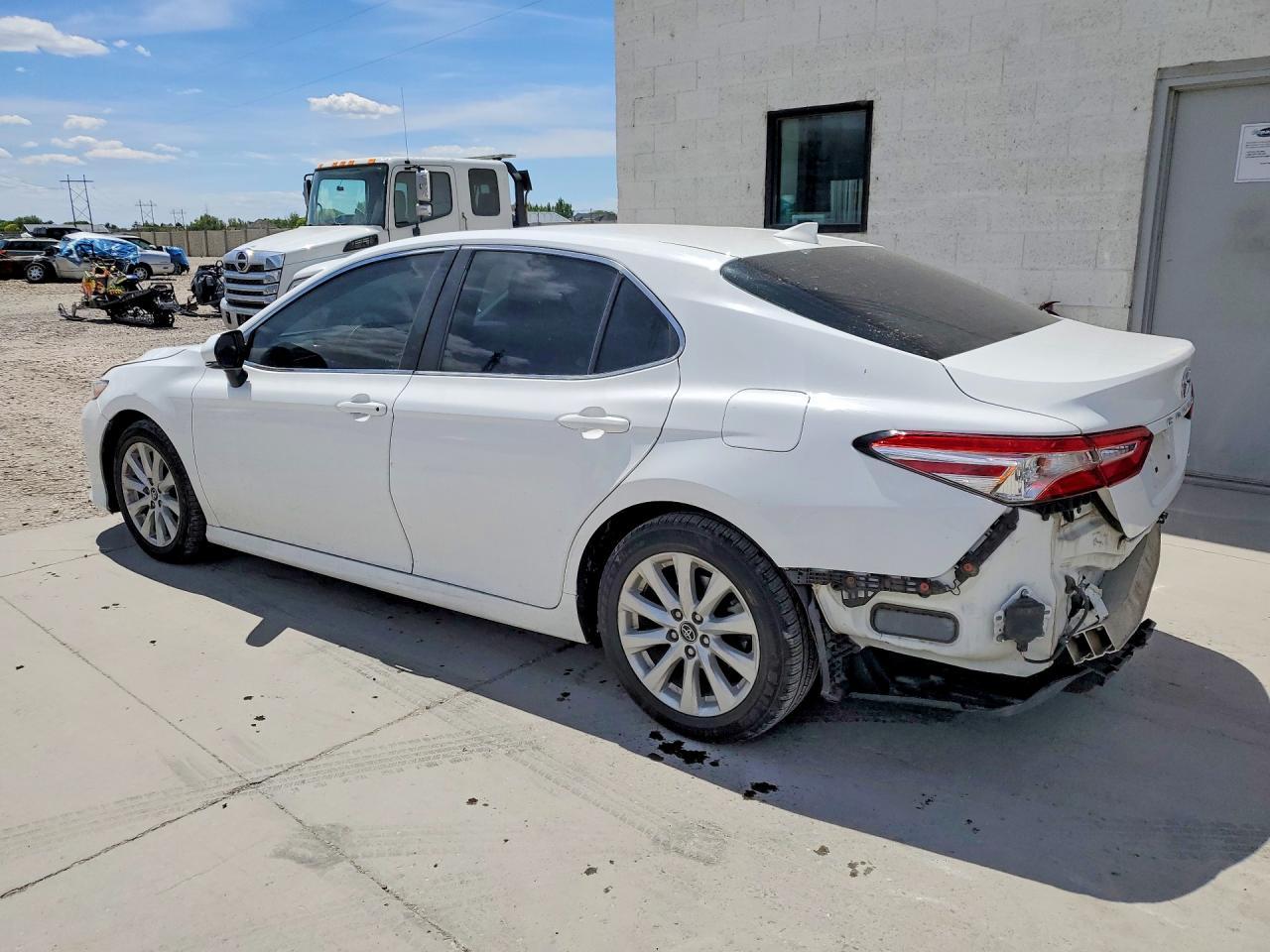 2020 Toyota Camry Le - Фото 2