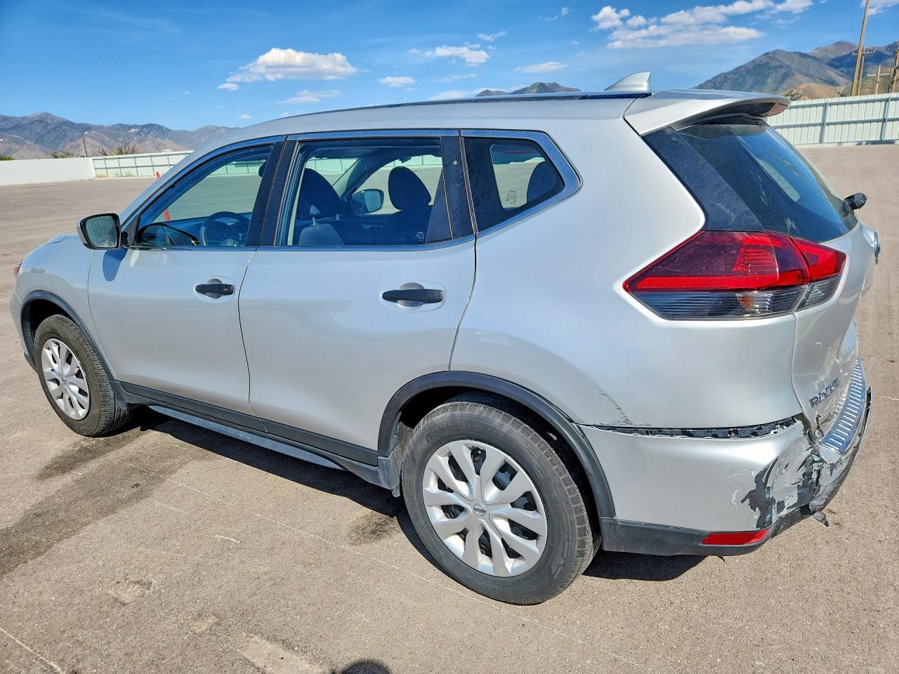 2019 Nissan Rogue S - Фото 2