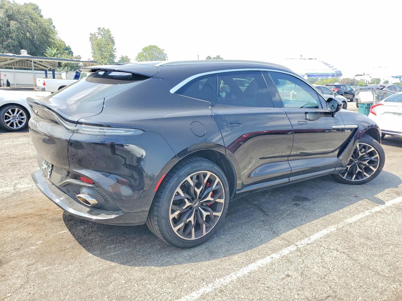 2021 Aston Martin Dbx - Фото 3