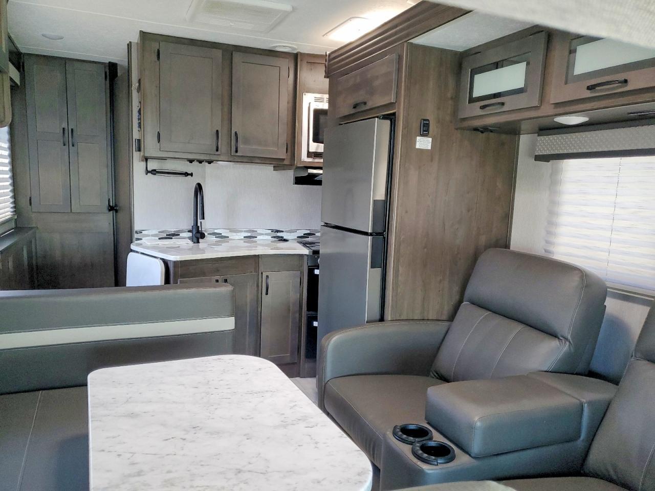 2024 Coachmen Leprechaun Rv - Фото 6
