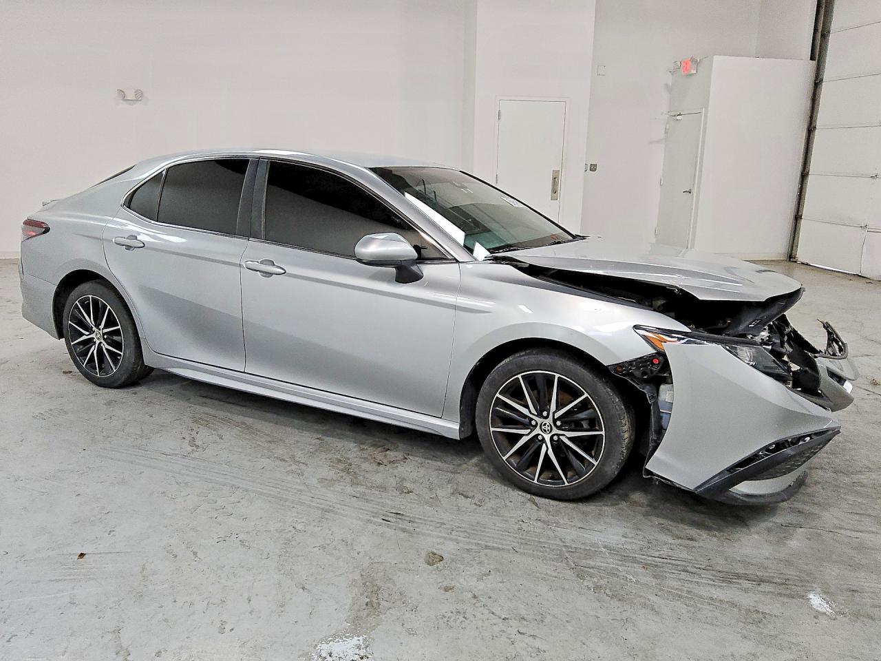 2021 Toyota Camry Se - Фото 4