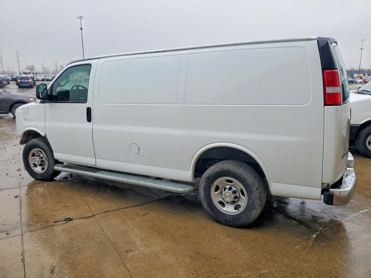 2022 Chevrolet Express G2500 Delivery Van - Фото 2