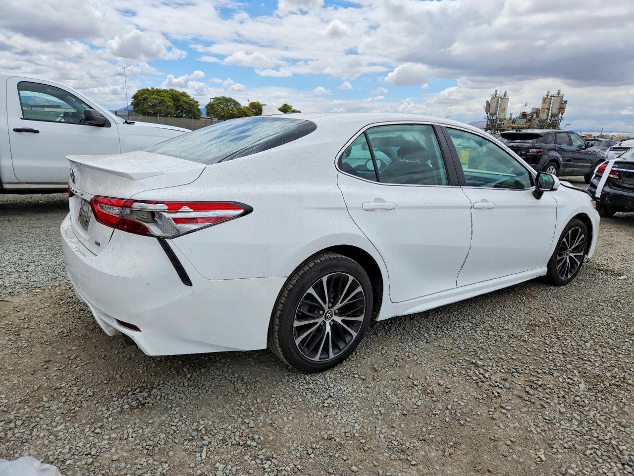 2020 Toyota Camry Se - Фото 3
