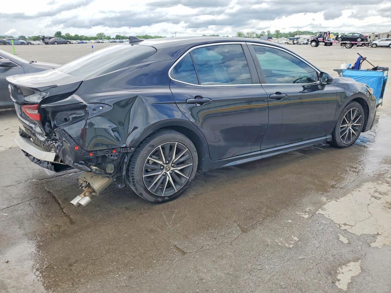 2021 Toyota Camry Se - Фото 3