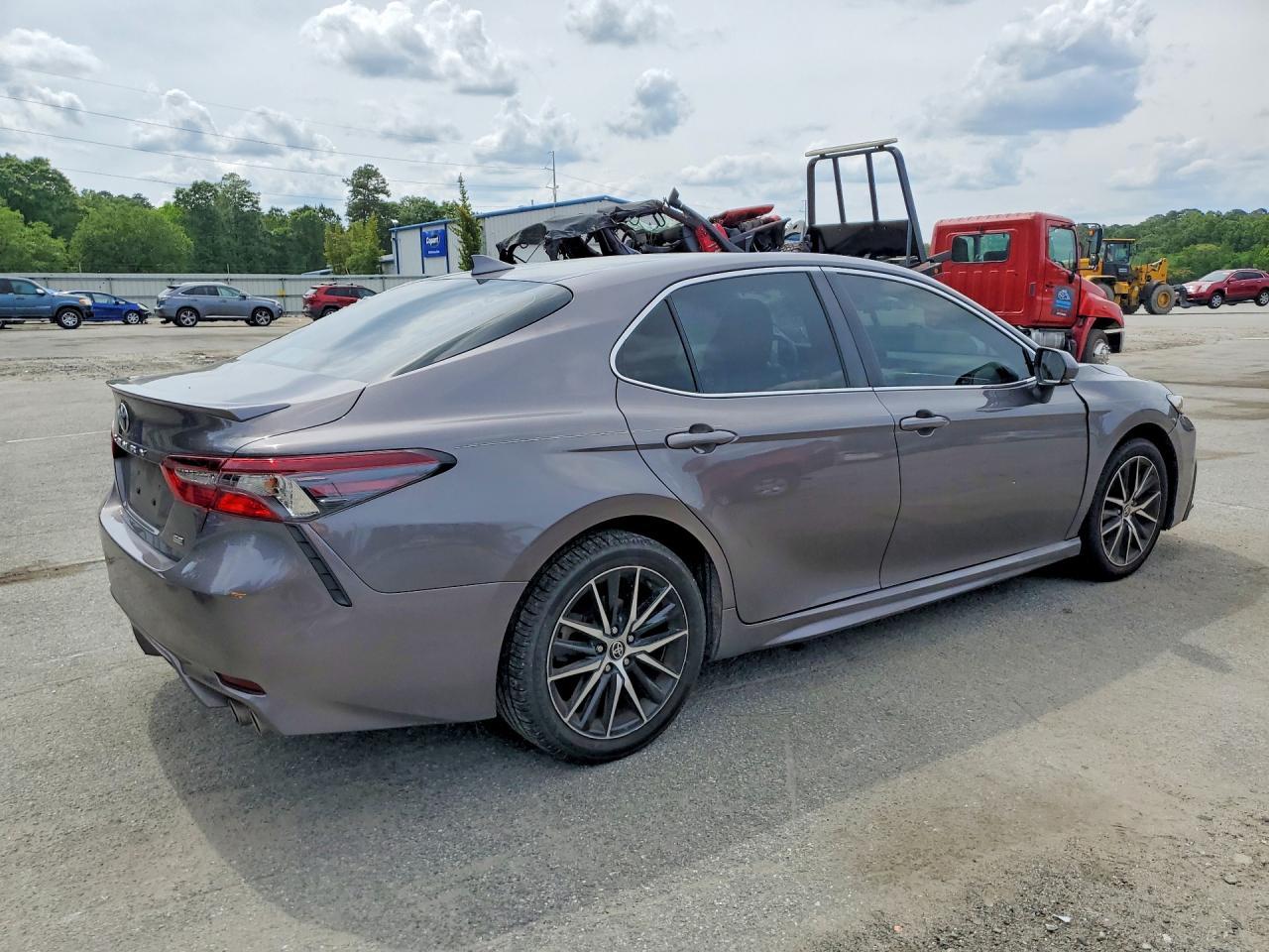 2022 Toyota Camry Se - Фото 3