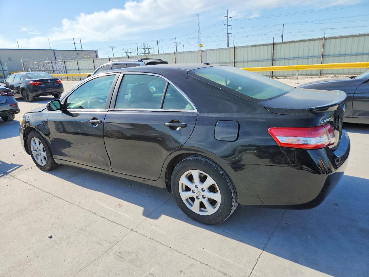 2011 Toyota Camry Le - Фото 2