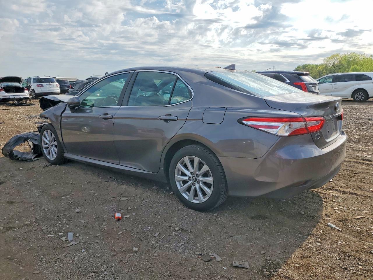 2019 Toyota Camry Le - Фото 2