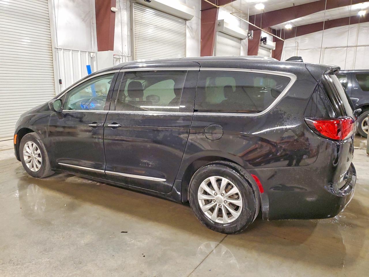 2018 Chrysler Pacifica Touring L - Image 2