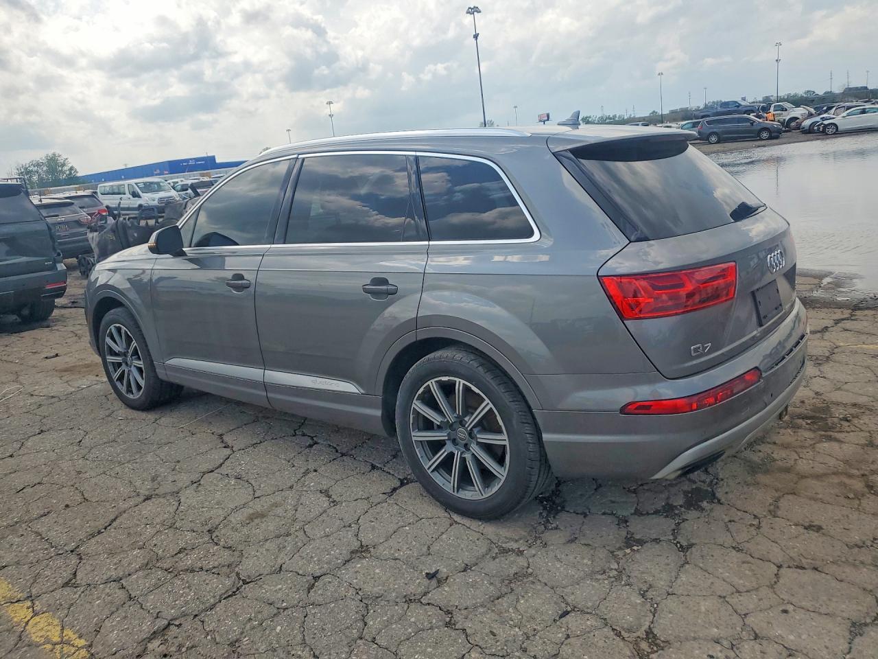 2017 Audi Q7 Premium Plus - Image 2