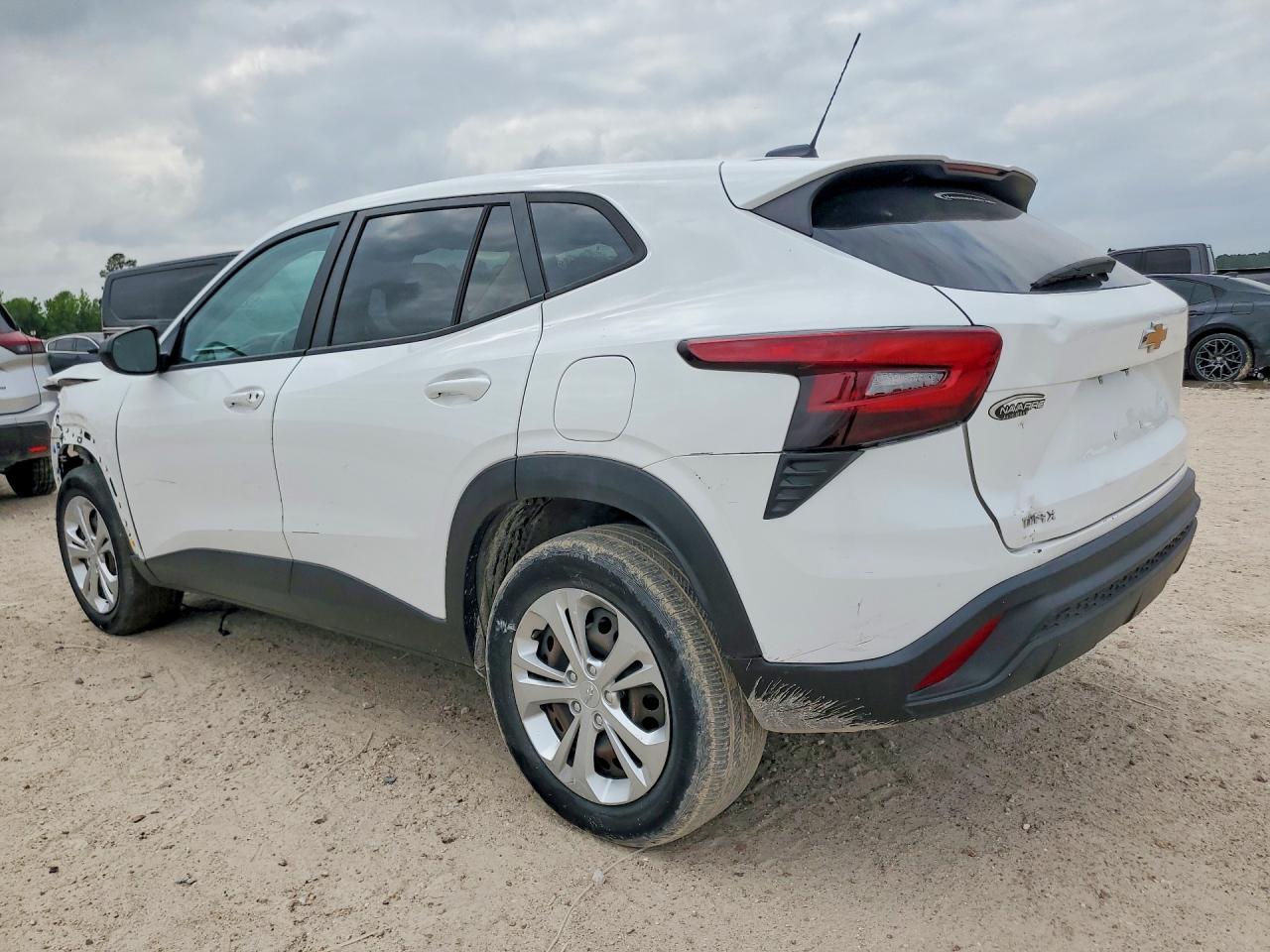 2024 Chevrolet Trax Ls - Фото 2