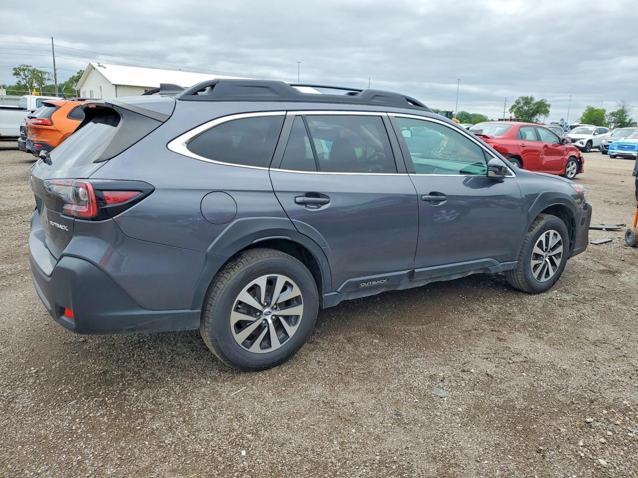 2023 Subaru Outback Premium - Image 3