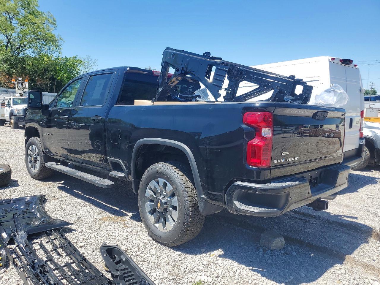 2018 Chevrolet Silverado K2500 Custom - Image 2