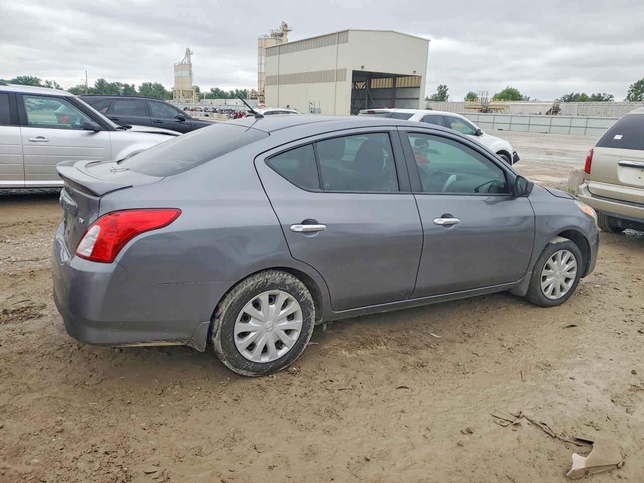 2018 Nissan Versa - Фото 3