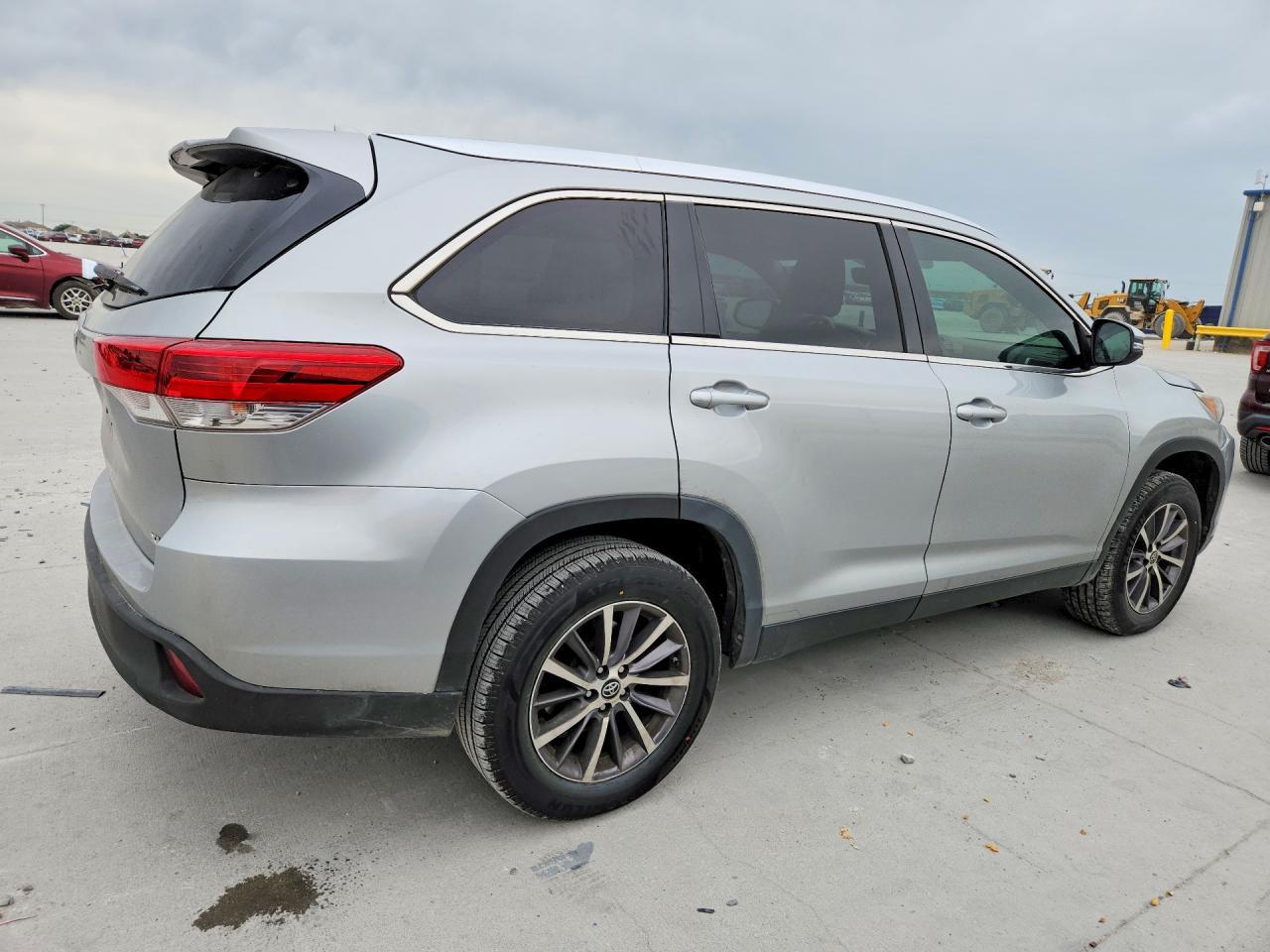2019 Toyota Highlander Xle - Фото 3