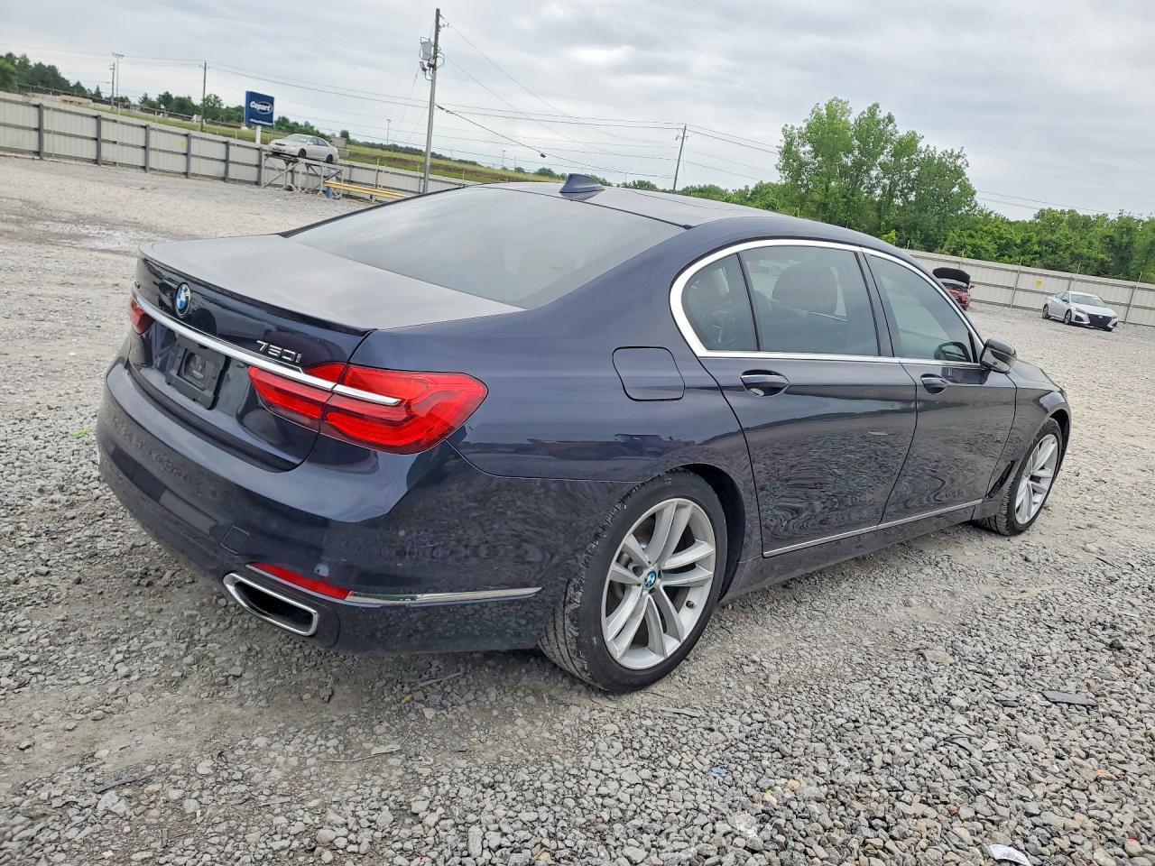2016 BMW 750 Xi - Фото 3
