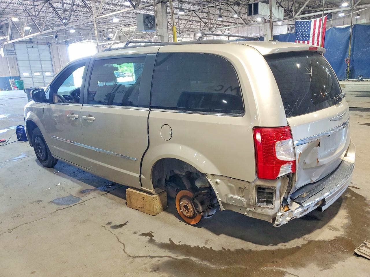 2014 Chrysler Town & Country Touring - Фото 2