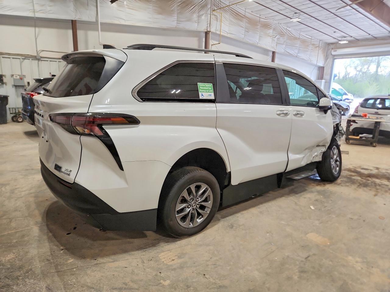 2023 Toyota Sienna Xle - Фото 3