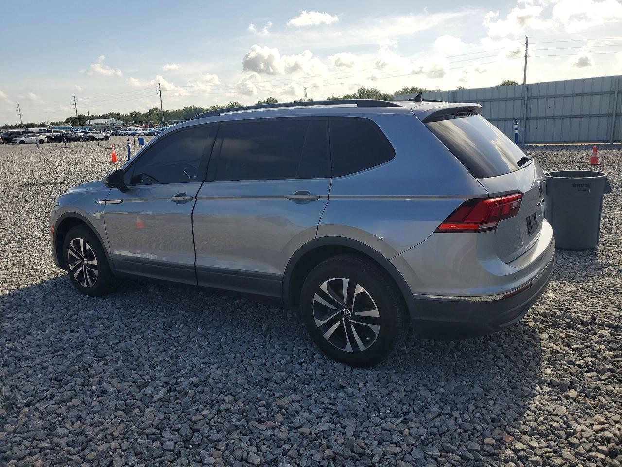 2022 Volkswagen Tiguan S - Фото 2
