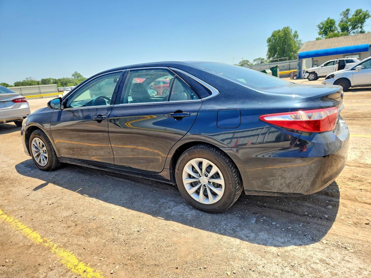 2017 Toyota Camry Le - Фото 2