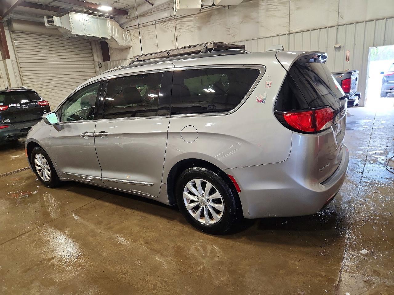 2017 Chrysler Pacifica Touring L - Фото 2