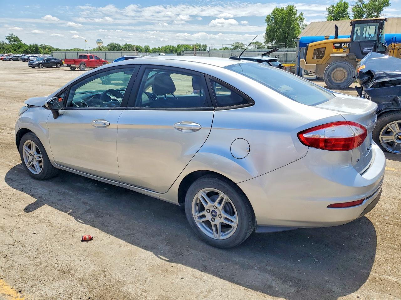 2019 Ford Fiesta Se - Image 2