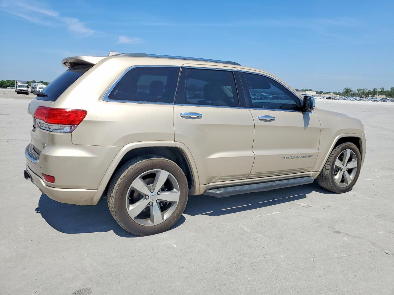 2015 Jeep Grand Cherokee Overland - Image 3